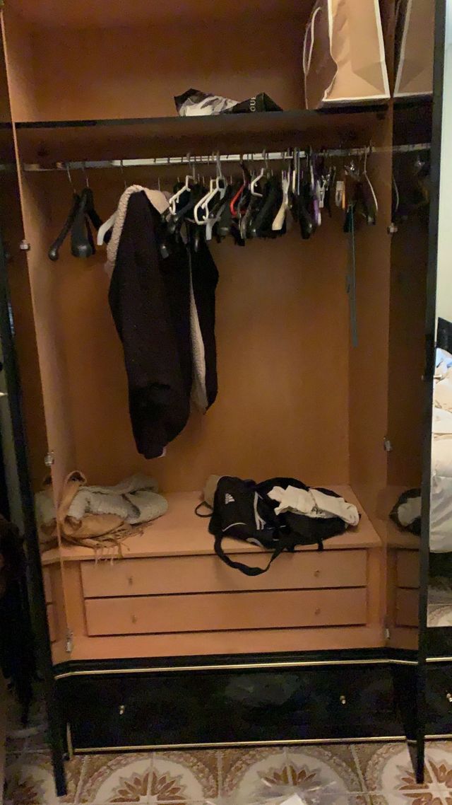 Armario 4 puertas negro con detalles dorados