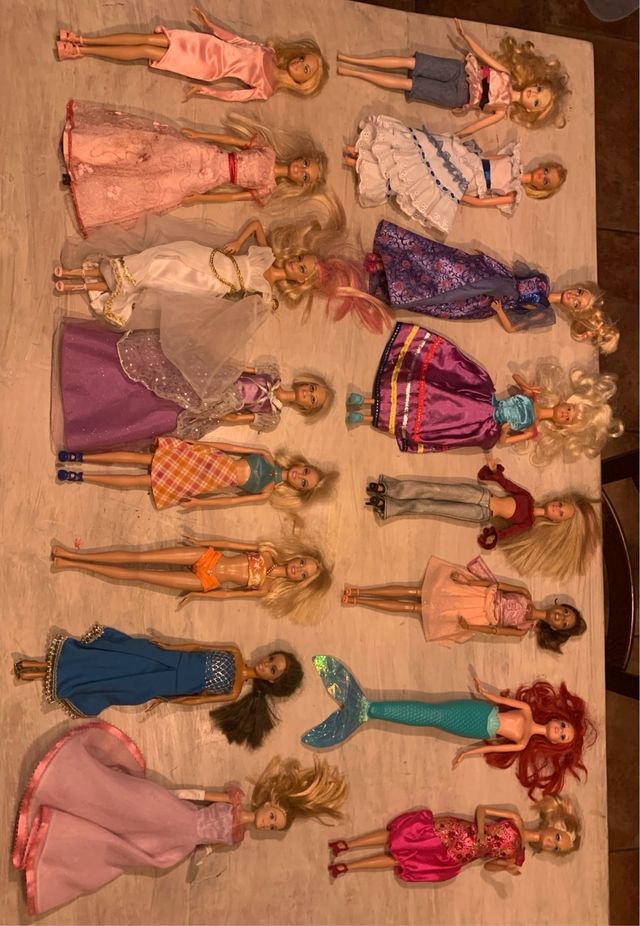 Lotto Barbie con vestiti e scarpe