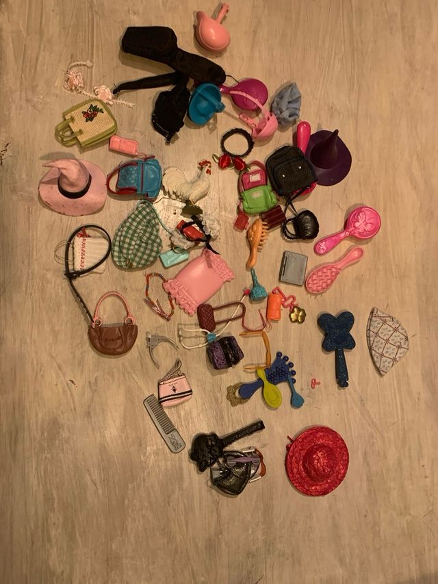 Lotto Barbie con vestiti e scarpe