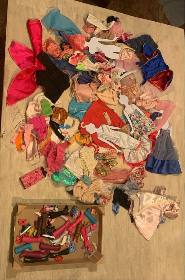 Lotto Barbie con vestiti e scarpe