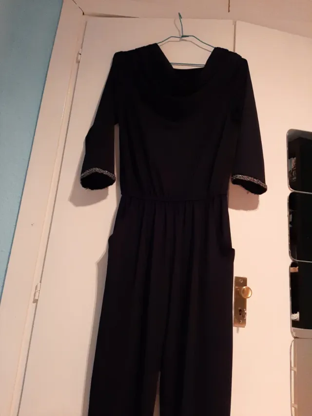 Mono azul marino con detalles