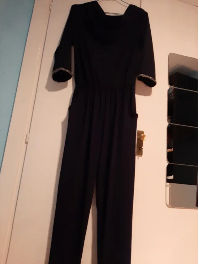 Mono azul marino con detalles