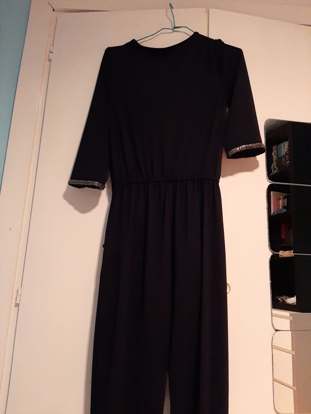 Mono azul marino con detalles