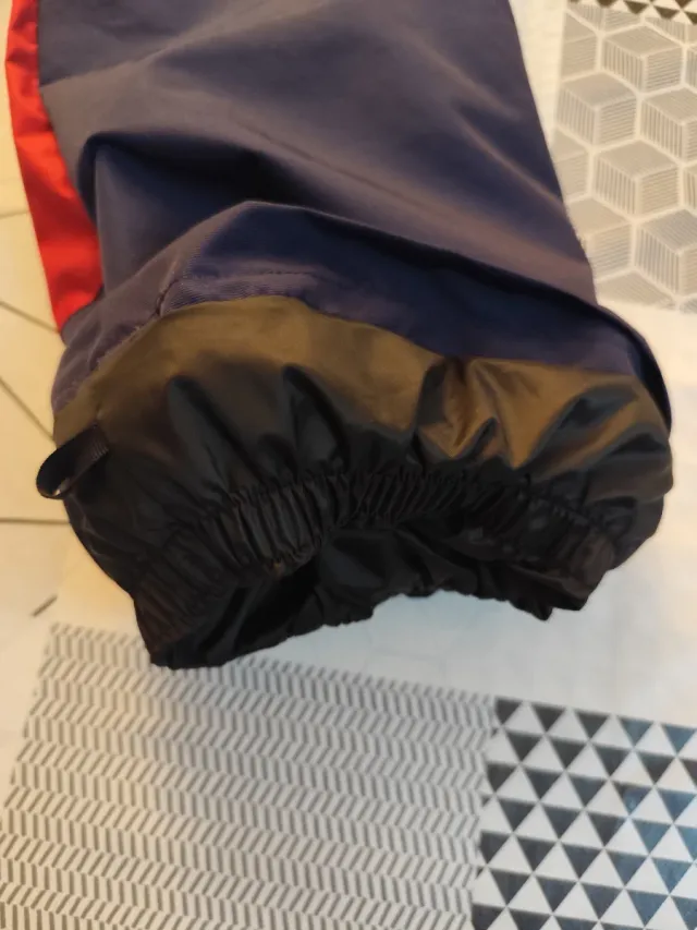 Mono de esquí rojo y negro talla 10 años