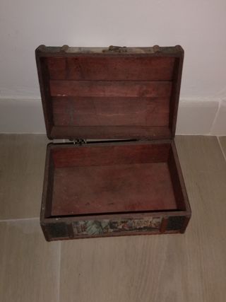 Pequeño baúl joyero y joyero pequeño de cristal