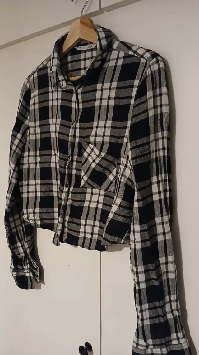 Camisa corta a cuadros blanca y negra