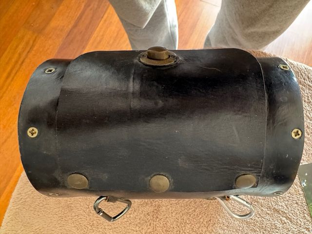 Bolso de piel y madera artesanal para bicicleta