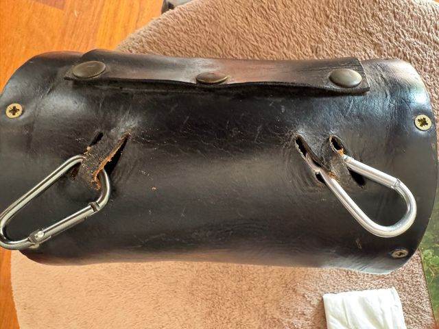 Bolso de piel y madera artesanal para bicicleta