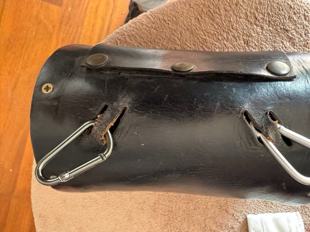 Bolso de piel y madera artesanal para bicicleta