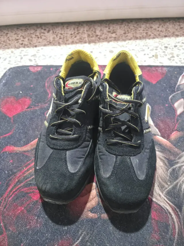 Zapatos de seguridad negros y amarillos