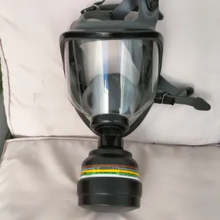 Careta completa para gases con filtro caducado.