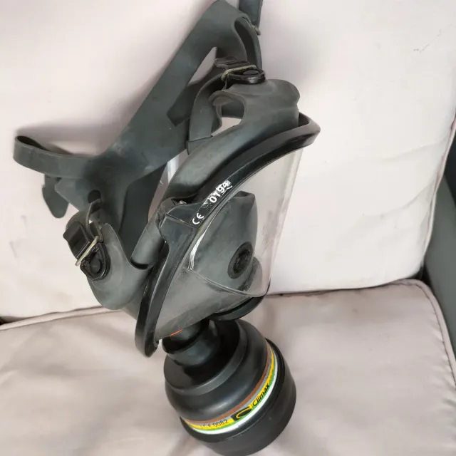 Careta completa para gases con filtro caducado.