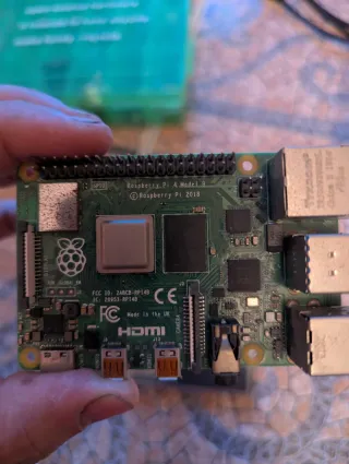 Raspberry Pi 4 Model B con pantalla
