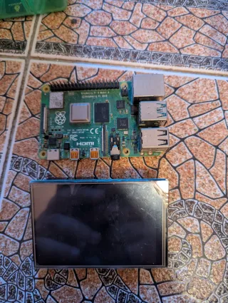 Raspberry Pi 4 Model B con pantalla