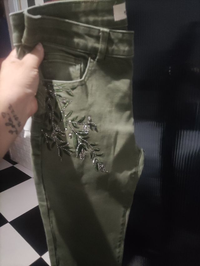 Pantalones vaqueros Koroshi verde oliva con bordad