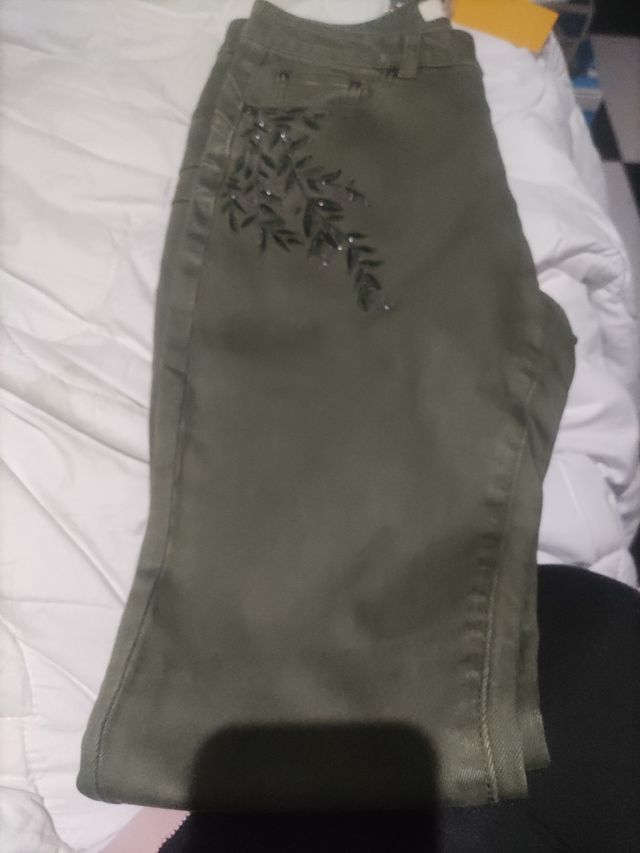 Pantalones vaqueros Koroshi verde oliva con bordad