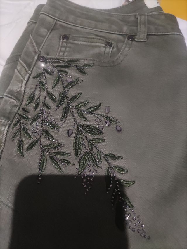 Pantalones vaqueros Koroshi verde oliva con bordad