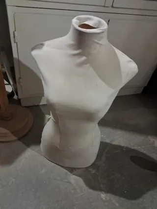 Maniquí de costura beige