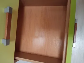 Es en vitoria.
Escritorio con cajones y llave muy