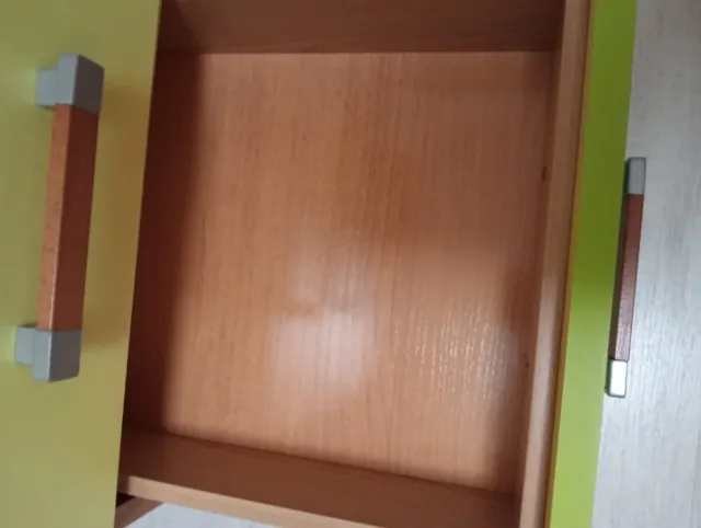 Es en vitoria.
Escritorio con cajones y llave muy