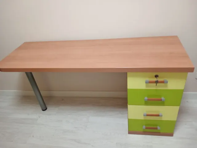 Es en vitoria.
Escritorio con cajones y llave muy