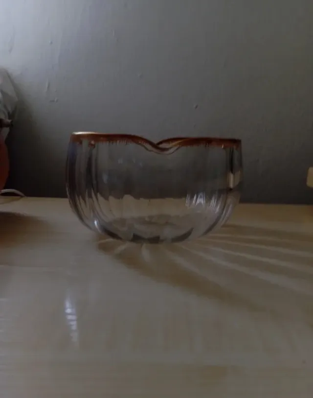 Bol de cristal con borde dorado