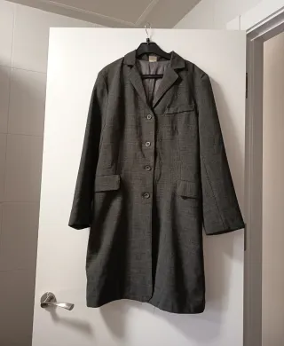 Chaqueta gris.