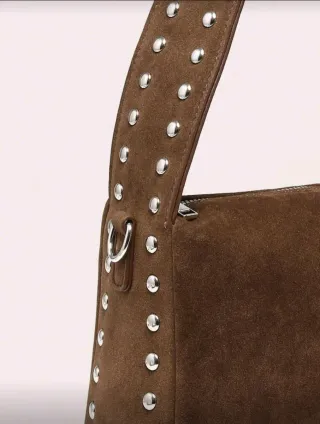 Bolso marrón con tachuelas