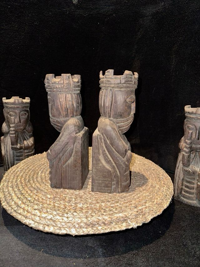 Sujetalibros de madera tallada