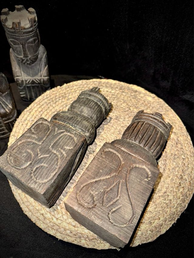 Sujetalibros de madera tallada