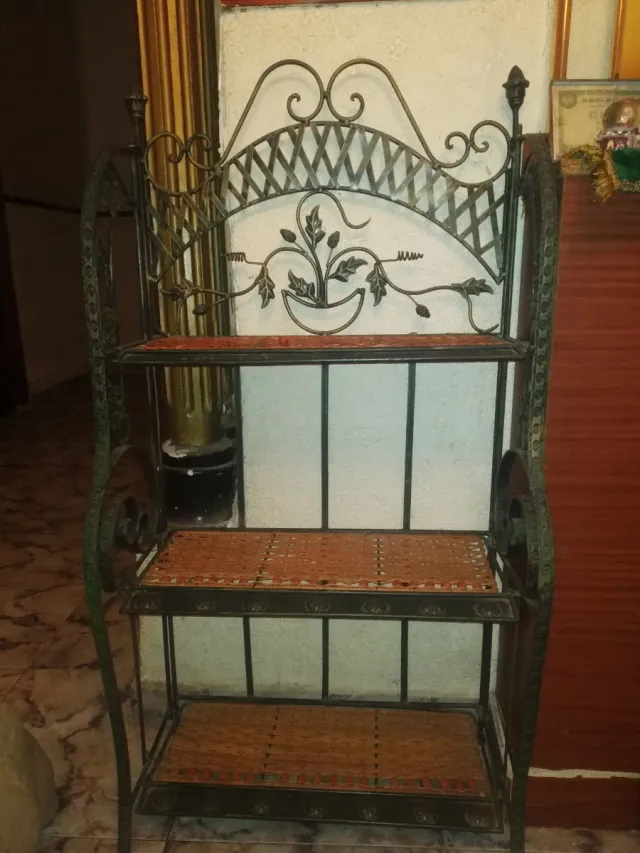 Estantería antigua de latón y madera