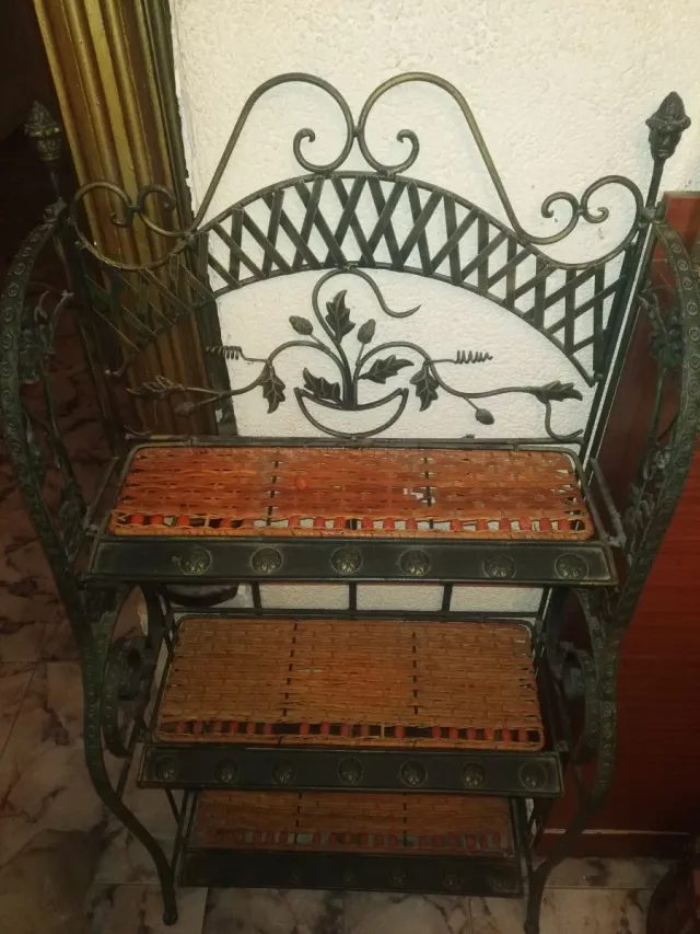 Estantería antigua de latón y madera