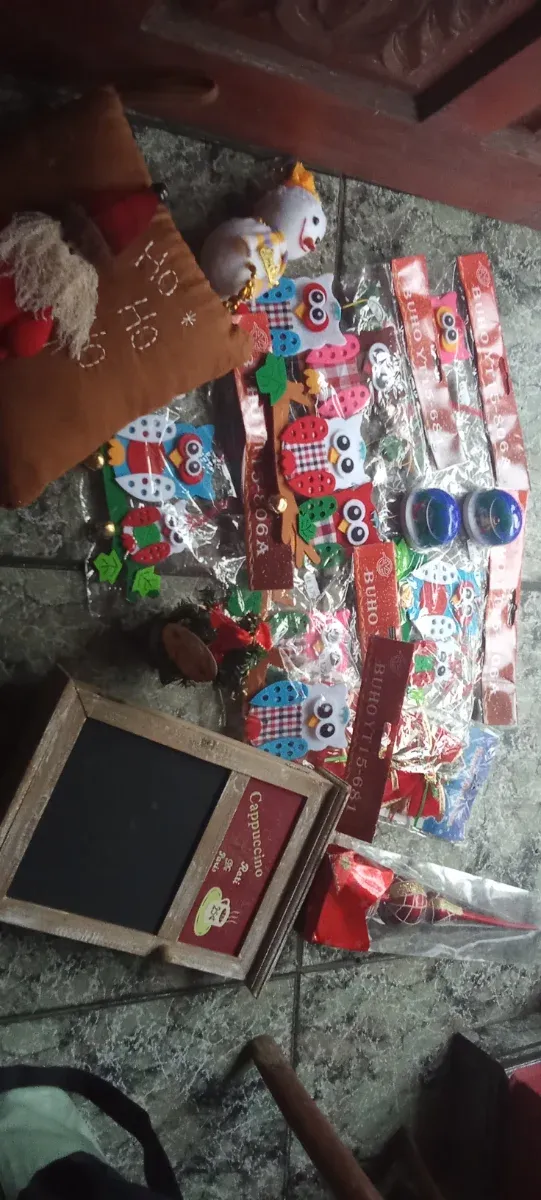 Adornos Navideños de Tela y Plástico