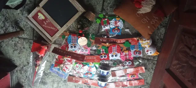 Adornos Navideños de Tela y Plástico