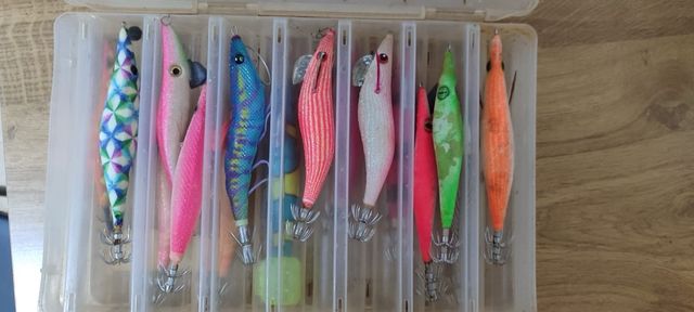 16 señuelos pesca calamar + caja
