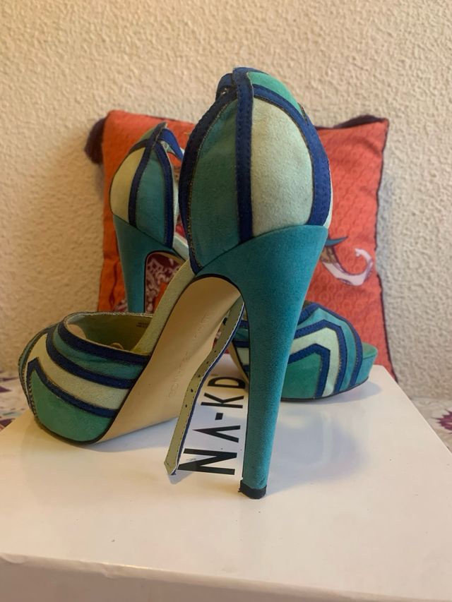 Zapatos de tacón azul y verde