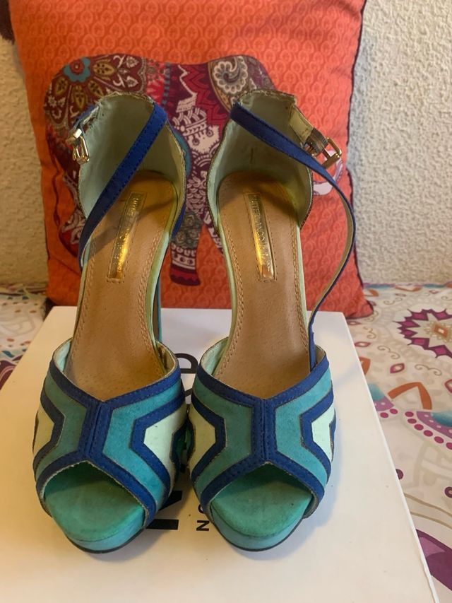 Zapatos de tacón azul y verde