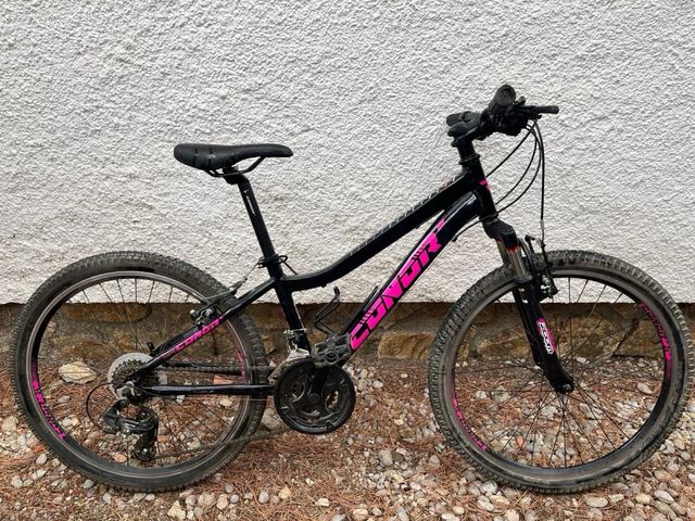 Bicicleta de montaña negra y rosa