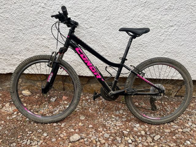 Bicicleta de montaña negra y rosa