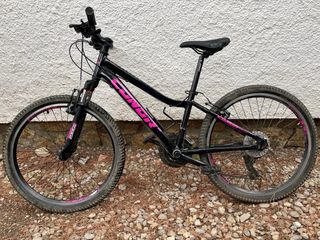 Bicicleta de montaña negra y rosa