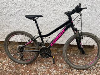 Bicicleta de montaña negra y rosa