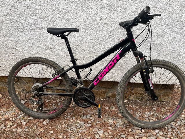 Bicicleta de montaña negra y rosa
