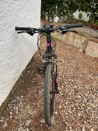 Bicicleta de montaña negra y rosa
