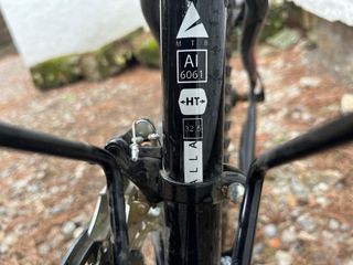 Bicicleta de montaña negra y rosa