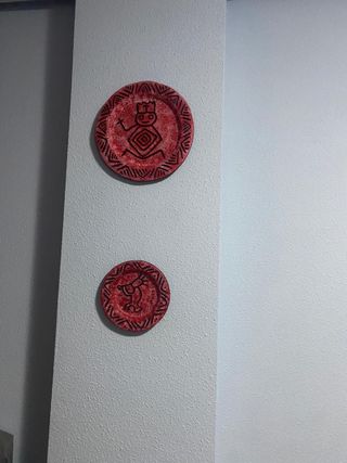 Coppia di piatti decorativi rossi