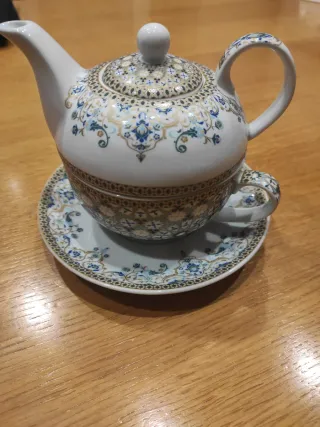Teiera in porcellana decorata