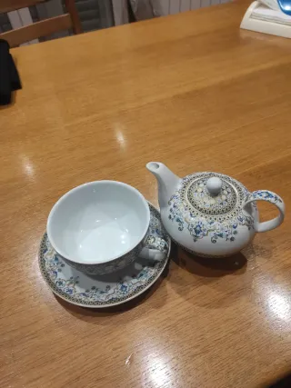 Teiera in porcellana decorata