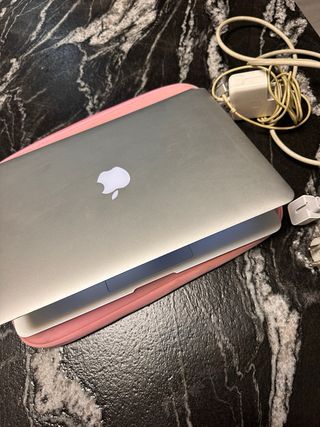 MacBook Air Plata con Funda Rosa