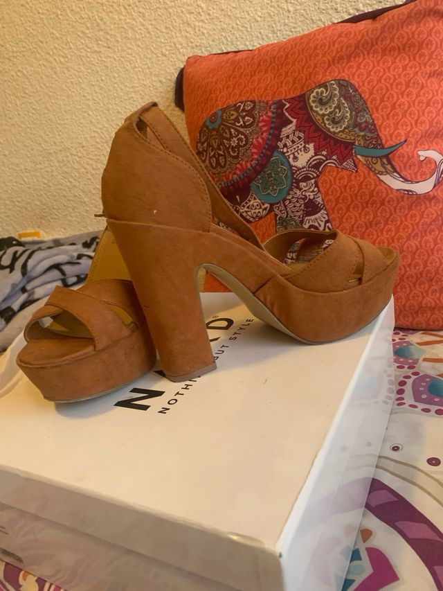 Zapatos de tacón marrón