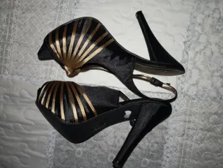 Zapatos de tacón negros y dorados